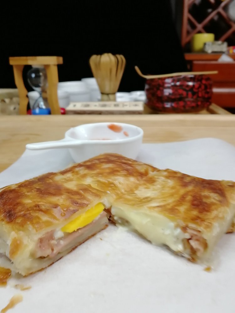 芝士火腿午餐肉鸡蛋手抓饼