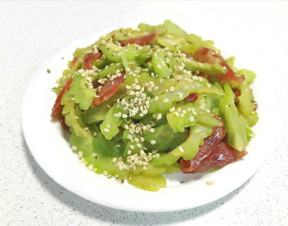 火麻仁香肠炒苦瓜