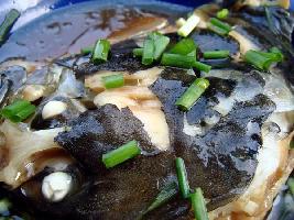 鲜嫩的清蒸鸦片鱼头