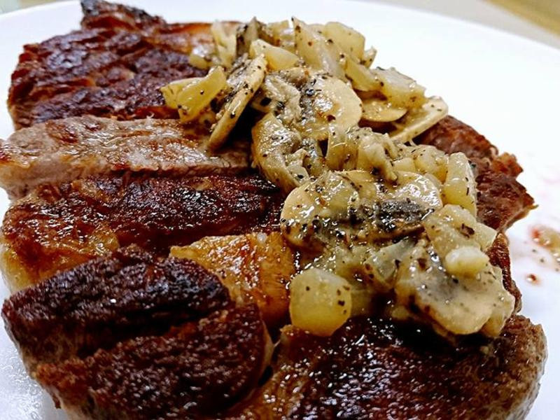 黑胡椒蘑菇佐沙朗牛排