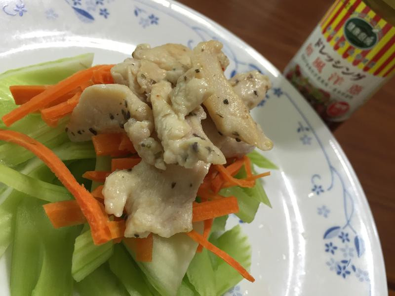 西芹鸡肉沙拉佐洋葱酱