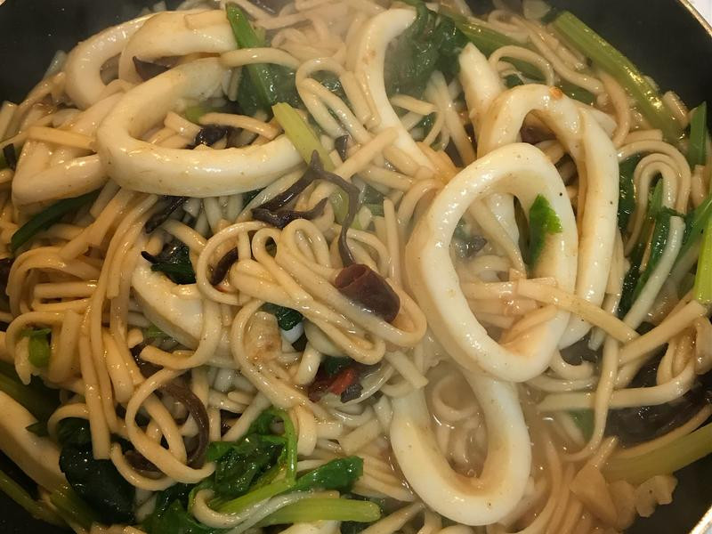 沙茶鱿鱼炒面