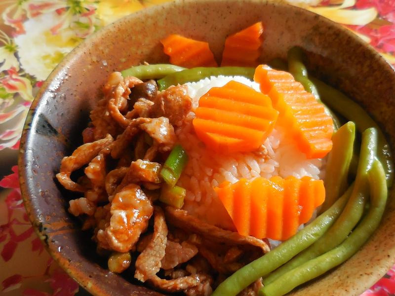 蘑菇橄榄肉丝盖饭