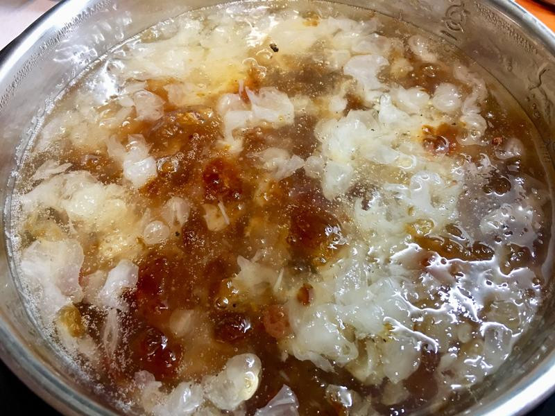 桃胶皂角米炖雪燕