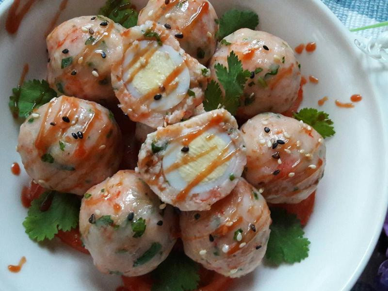 迷你鹌鹑蛋香菜虾堡