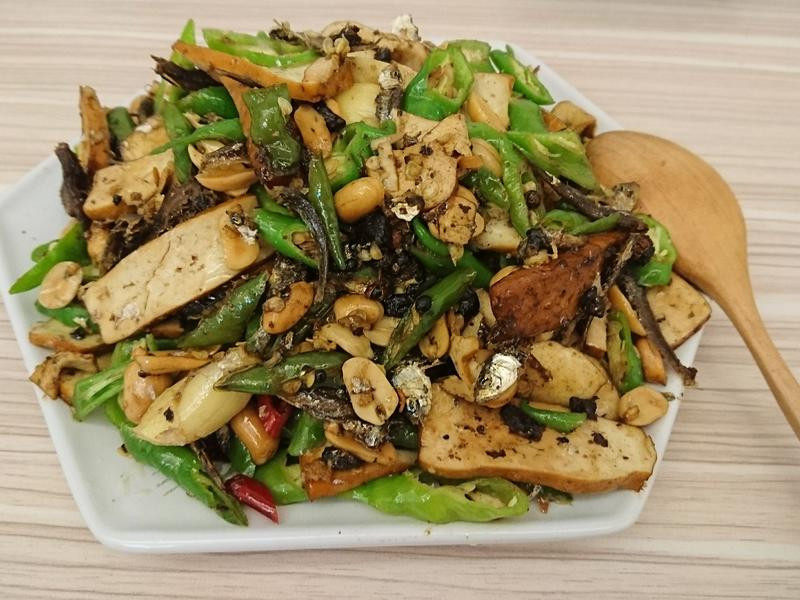 糯米椒炒豆干花生小鱼干