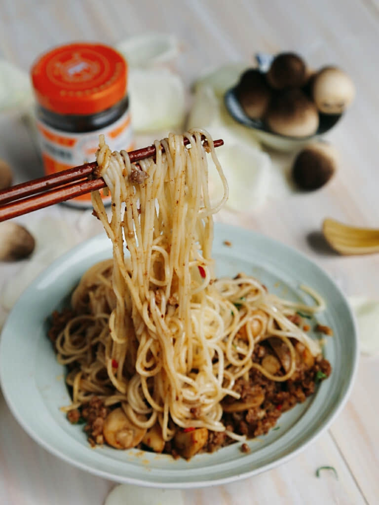 沙茶草菇肉酱面