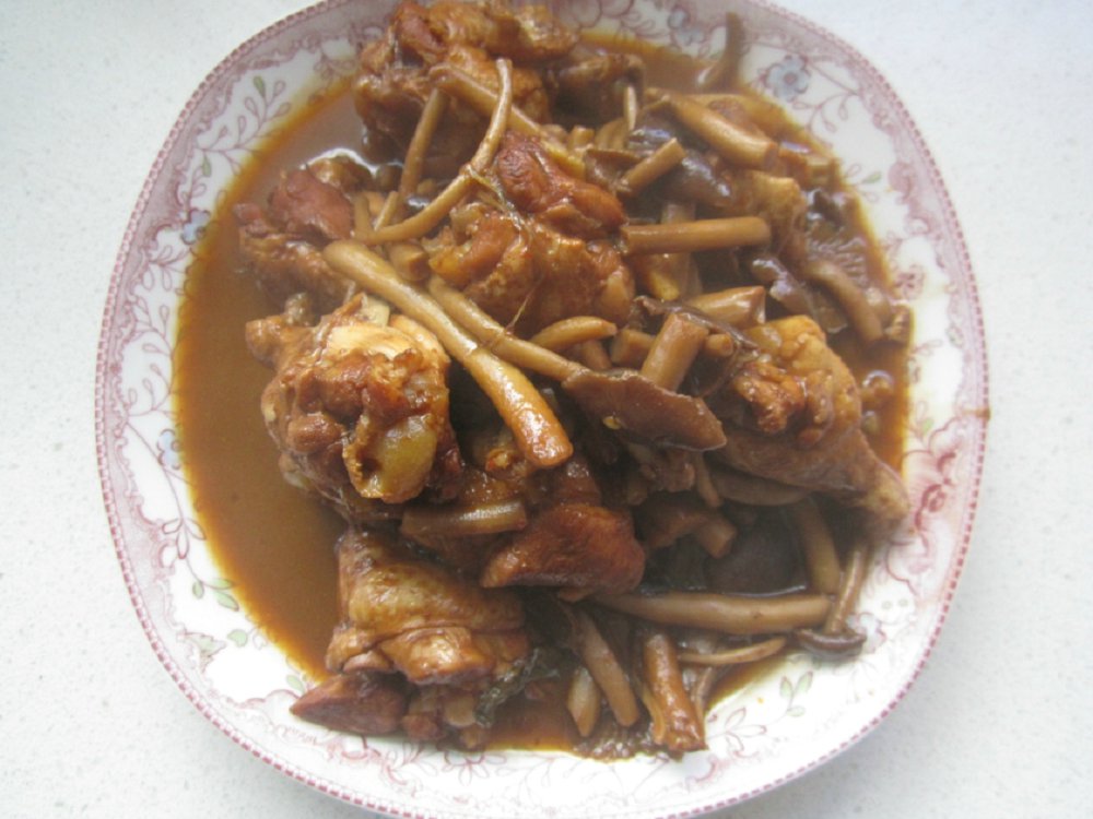 茶树菇闷鸡翅根