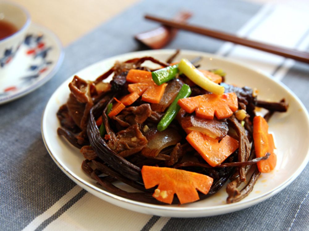 腊肉炒茶树菇