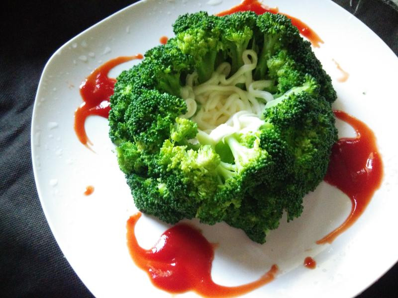 绿花菜盅沙拉