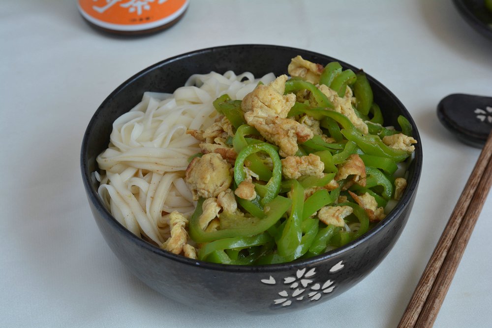沙茶鸡蛋辣椒拌面