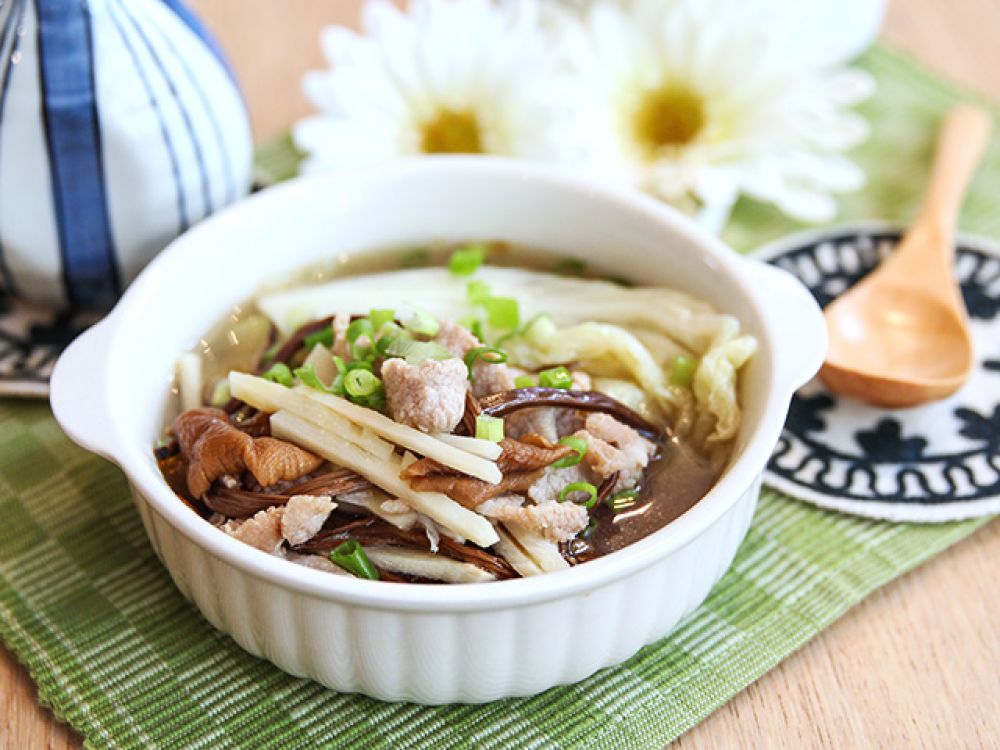 茶树菇竹笋肉片汤