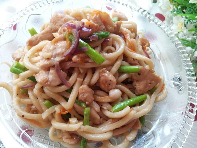 黑胡椒蚝油鸡柳炒乌冬面