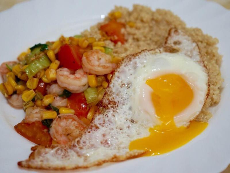 营养早餐鲜虾玉米煎蛋藜麦料理