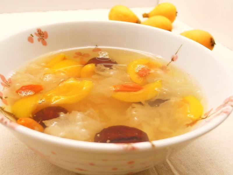 消暑甜品枇杷银耳汤