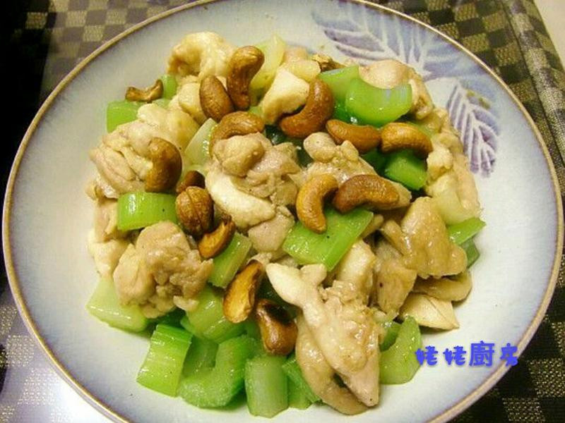 西芹腰果炒鸡丁