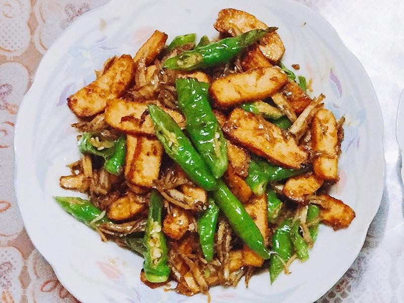 豆干炒糯米椒小鱼干