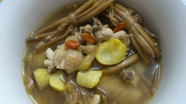 黄花菜板栗煲鸡汤