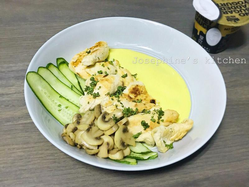 鸡胸肉佐蜂蜜芥末优格酱
