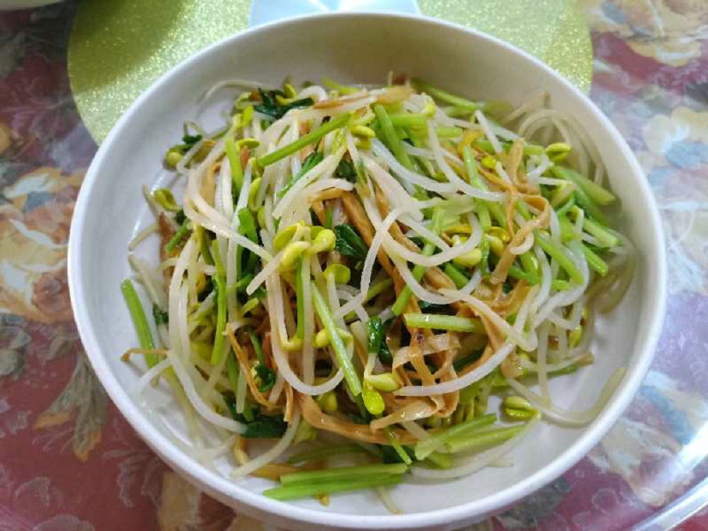 黄花菜炒黄豆芽