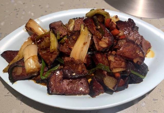 蒜苗腊肉的热量